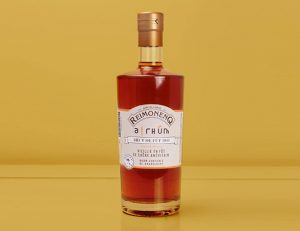 bouteille de rhum Reimonenq spécial pour À'rhûm sur fond jaune