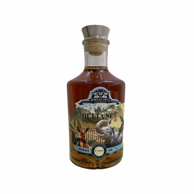 Bouteille de RHUM ALLIANCE Famille RICCI blend Australie-Asie 57° 70cl Le rhum d'Australie est agée de 7 ans d'age et le rhum de Thaillande est agée de 5 ans d'age sur l'étiquette figure en haut au centre un logo composé de 3 têtes de loup sous lequel est inscrit Famille Ricci suivi au centre Rhum ALLIANCE en transparence sur le reste de l'étiquette figure l'illustration d'un kangourou et d'un éléphant. Au centre en bas de l'étiquette se trouve le logo A'rhûm dans un cercle avec la mention : sélection des 10 ans