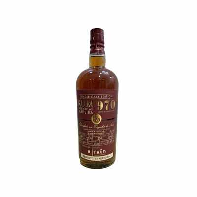 Bouteille de rhum vieux édition limitée A'Rhûm, 970 Agricole de Madère en verre transparent, avec une étiquette rouge écrit en dorée, 970 Agricole de Madère 53.6° 70cl rhum de 5 ans d'age.